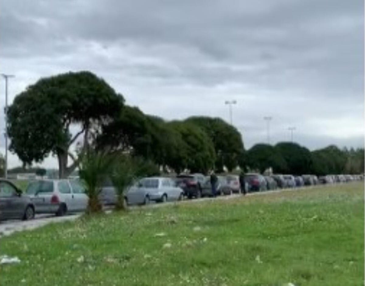 Ritardi per i tamponi drive-in, decine di auto in coda già da questa mattina - Decine di auto in coda