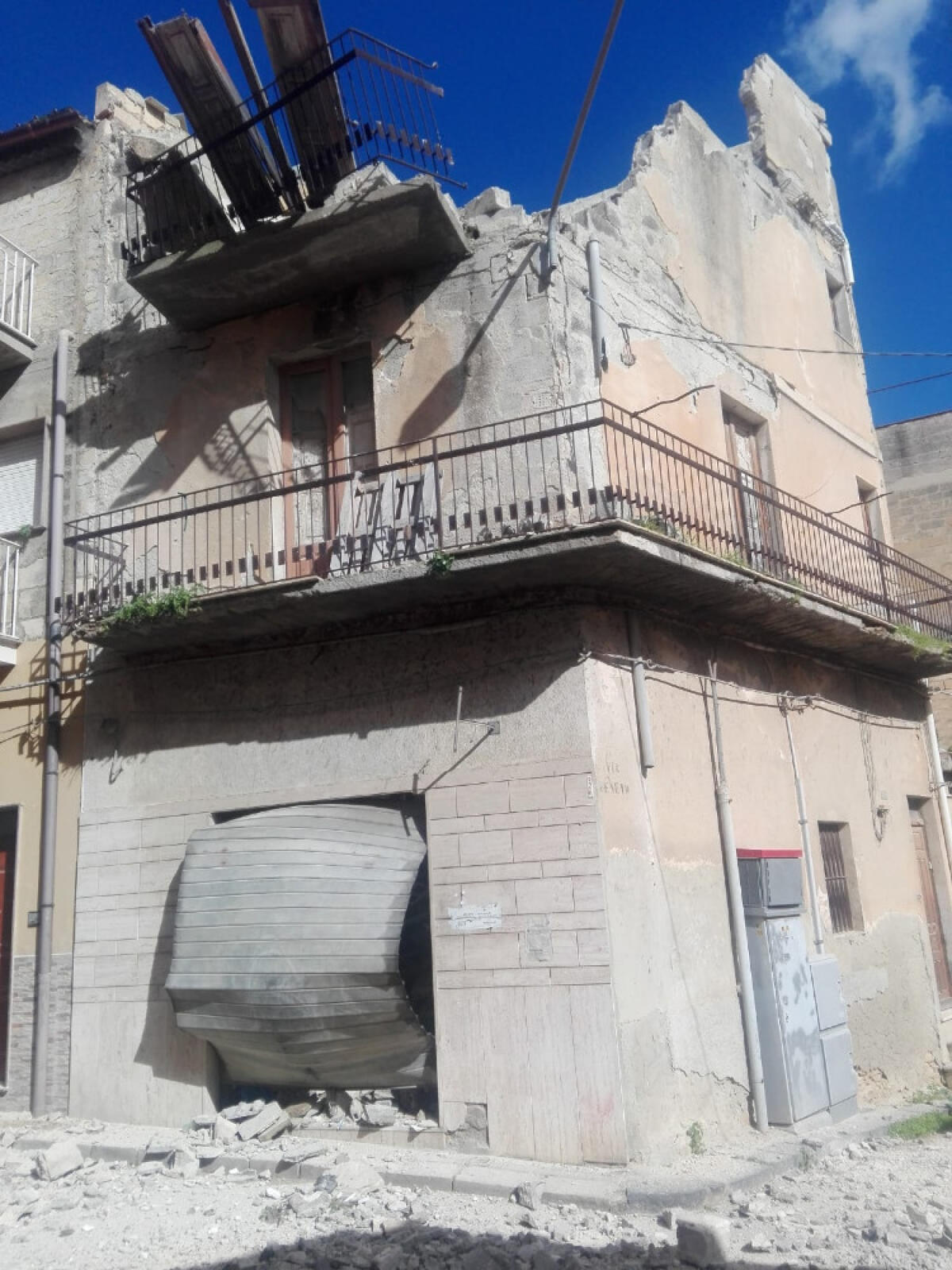 Crolli in un edificio di via Liguria, lo stabile era disabitato - Crolli nell'immobile