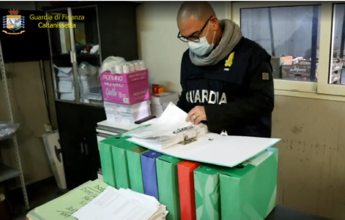 Domicoli ai domiciliari, "prestanome per sviare controlli": sotto sequestro due aziende - I finanzieri hanno verificato la documentazione delle due aziende