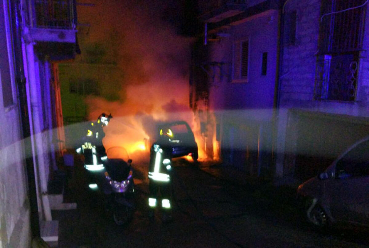 Rogo nella notte a Settefarine, in fiamme un Iveco e una Golf - Immagini di repertorio