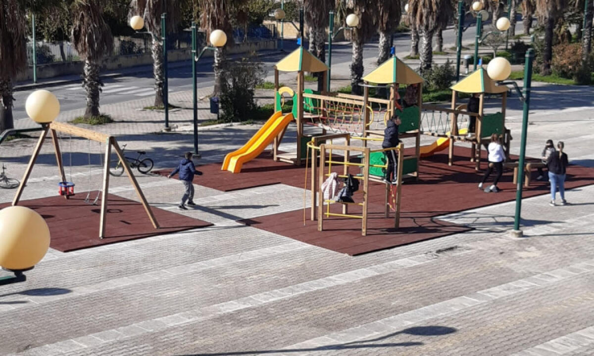 Giochi per i più piccoli in piazza Russello, da anni residenti chiedono più attenzione -