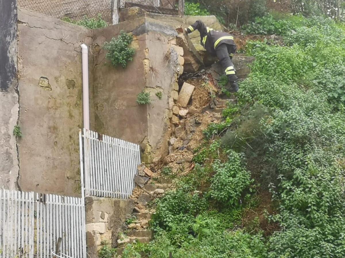 Sopralluogo a Fondo Iozza, un cedimento dal costone: non si registrano danni - Sul posto anche i vigili del fuoco