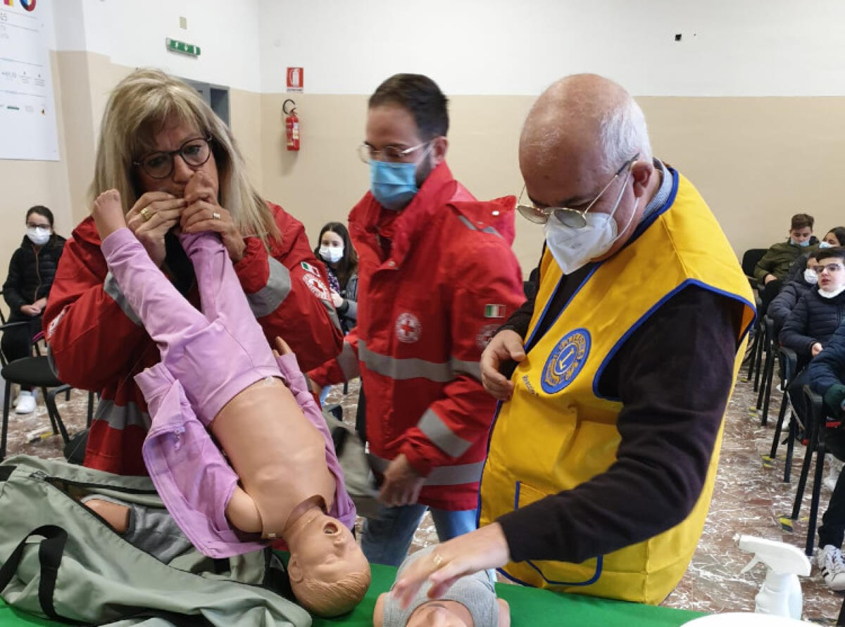 Manovre salvavita alla "Romagnoli", insieme Croce Rossa e Lions "Ambiente territorio" - 