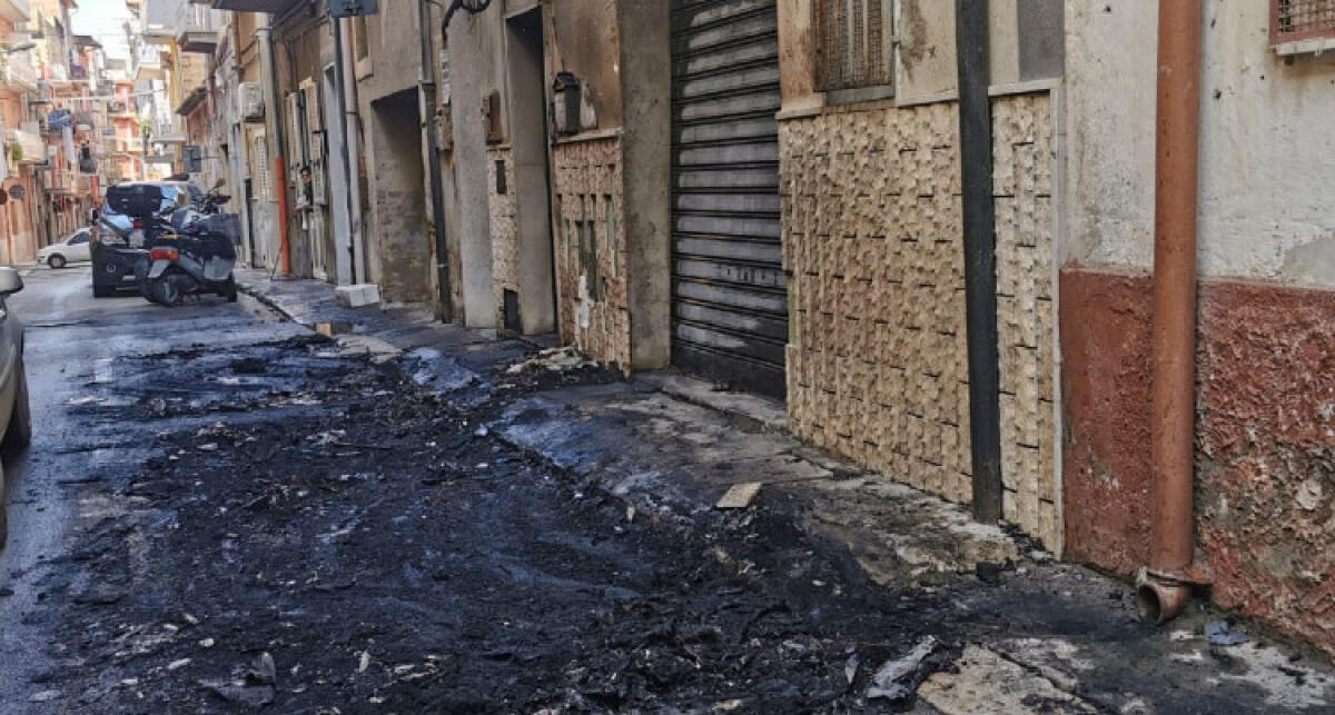 Paura in via Amendola, nella notte fuoco a tre auto e ad uno scooter - La scorsa settimana anche tre auto e uno scooter sono stati danneggiati dal fuoco in via Amendola