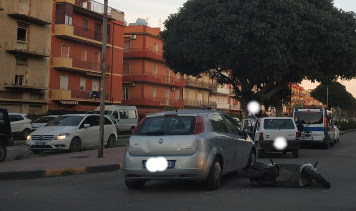Scontro stradale in via Niscemi, l'impatto in uno degli incroci più pericolosi - L'incidente all'incrocio di via Niscemi