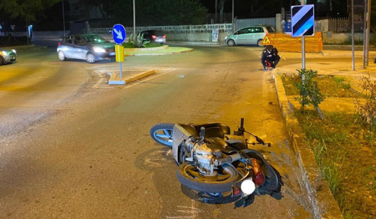 Ancora un incidente stradale, due feriti: scooter a terra a ridosso di Scavone - Lo scooter finito a terra nell'incidente di ieri sera
