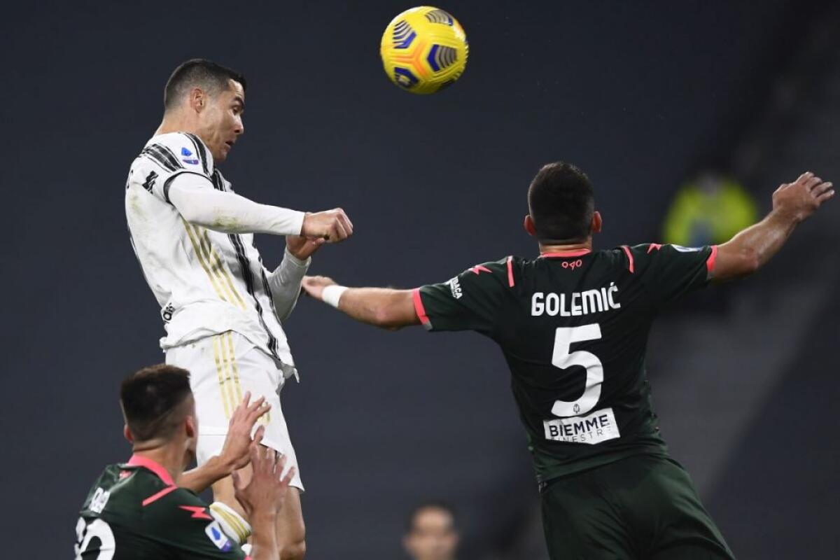 Ronaldo spinge la Juve, doppietta e 3-0 al Crotone - 