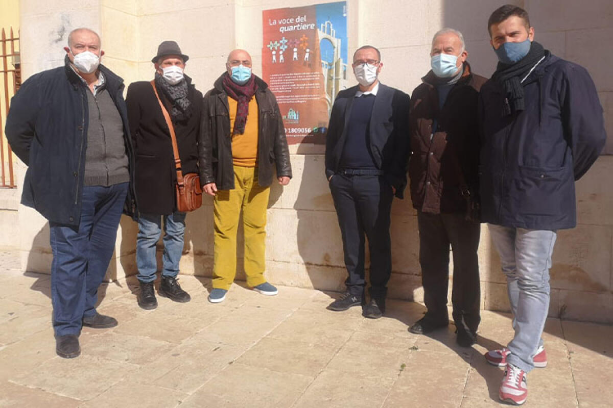 San Giacomo, uno sportello d'ascolto per il rilancio - Componenti del comitato insieme all'avvocato Scepi