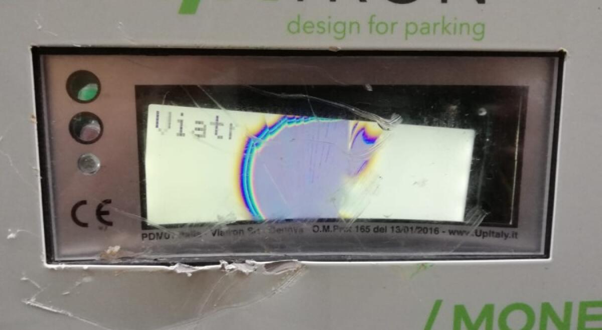 Otto parcometri per la sosta a pagamento danneggiati, installati da Ghelas - I danni ai parcometri