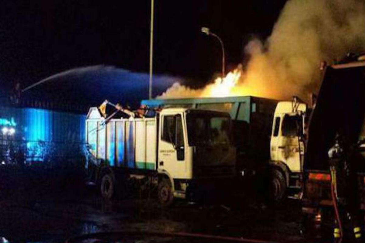 Cinque mezzi incendiati in un'azienda di autotrasporto, nella notte anche rogo auto - Immagini di repertorio