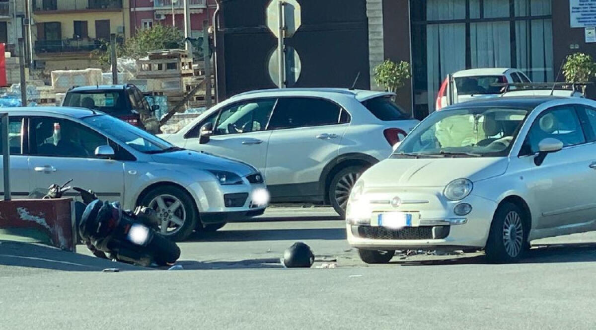 Scontro stradale in via Venezia, impatto tra un'auto e uno scooter -
