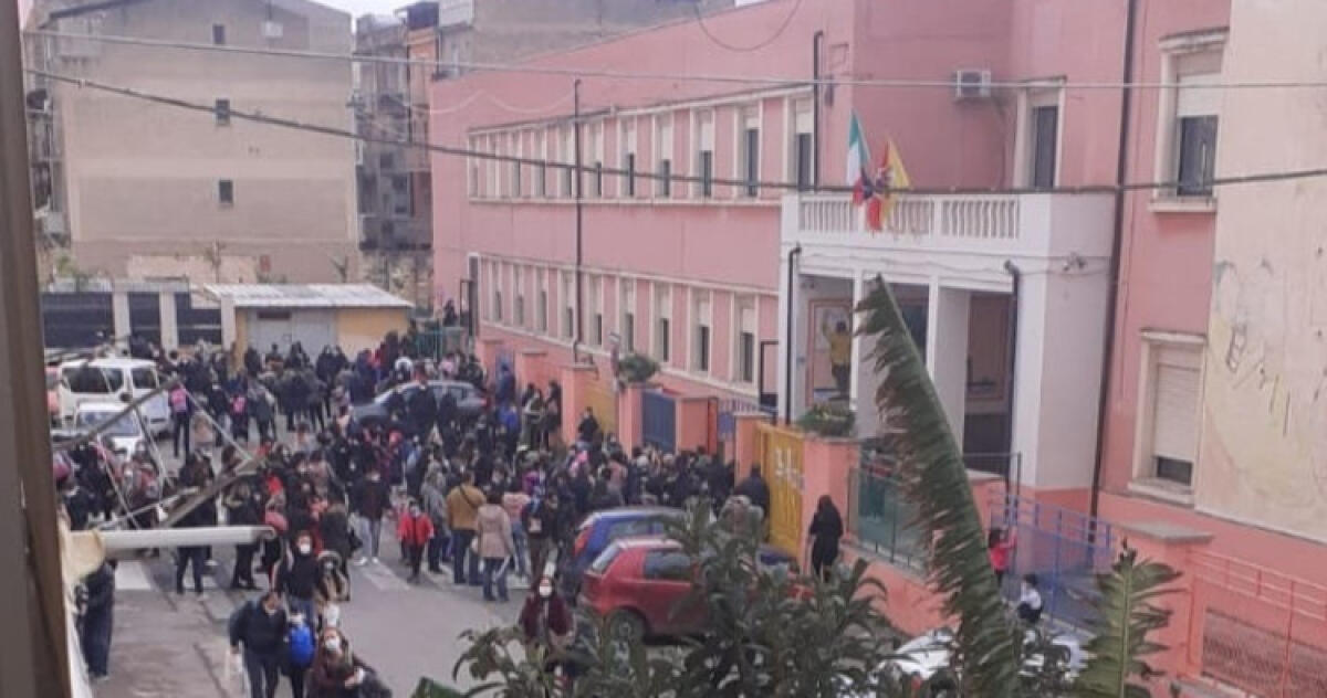 "Assembramenti davanti alle scuole", commissione: "Servono responsabilità e controlli" - 