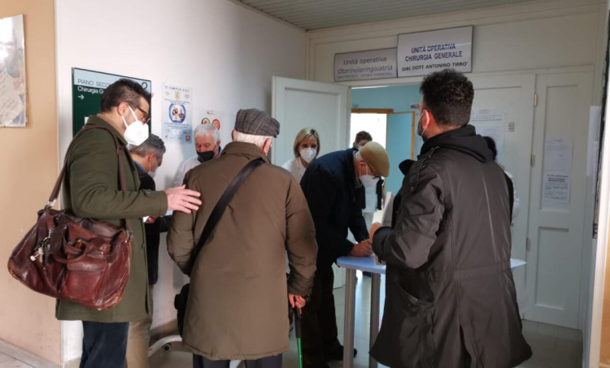 Vaccino anti-Covid, ottanta anziani in ospedale per la somministrazione delle dosi - 