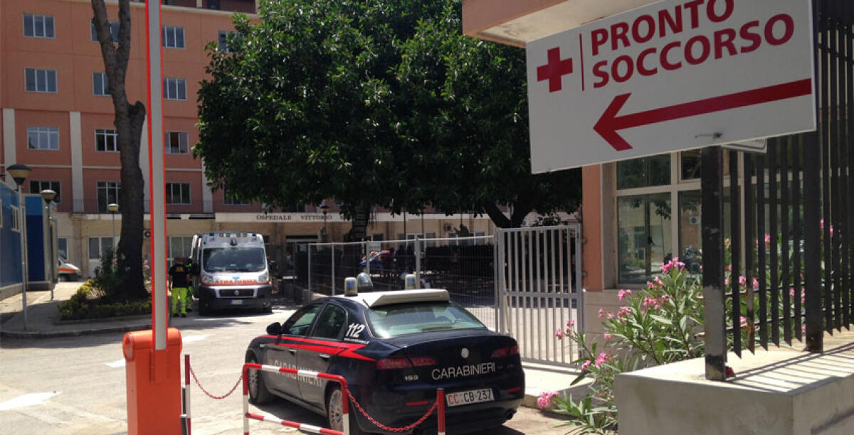 Stava per impiccarsi nella sua abitazione, 55enne salvato dalla moglie: è in ospedale -