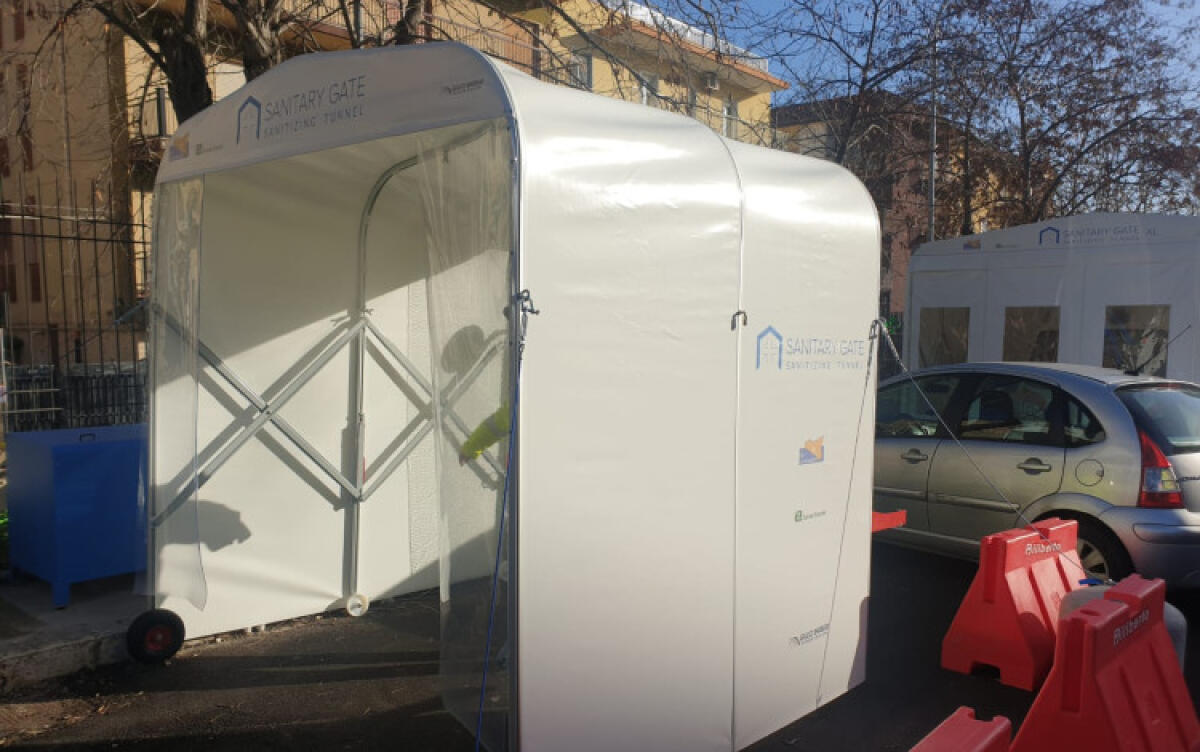 Parcheggio "selvaggio" in ospedale, bloccata la sanificazione di un'ambulanza - La vettura parcheggiata davanti al punto per la sanificazione delle ambulanze