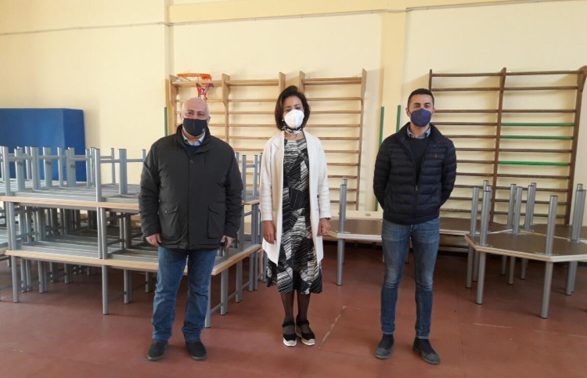 Nuovi arredi scolastici, via alla distribuzione: sì a delibera su trasporto sostenibile - La consegna dei primi arredi