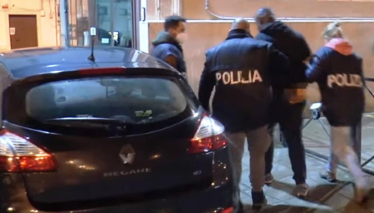 Cocaina e hashish, poliziotti arrestano un ventottenne: accusato di spaccio - 