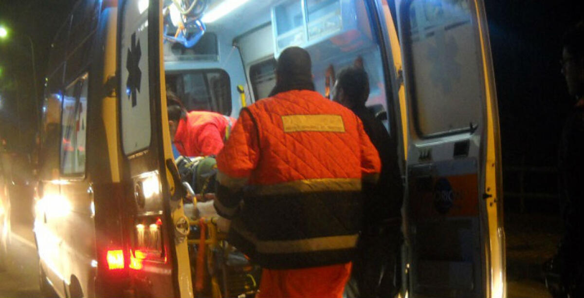 Giovane ferito in viale Indipendenza, auto contro il suo scooter: ora in ospedale -