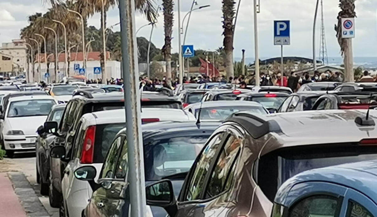 Domenica sul lungomare nonostante le restrizioni, assembramenti e auto in coda - Un tratto del lungomare 