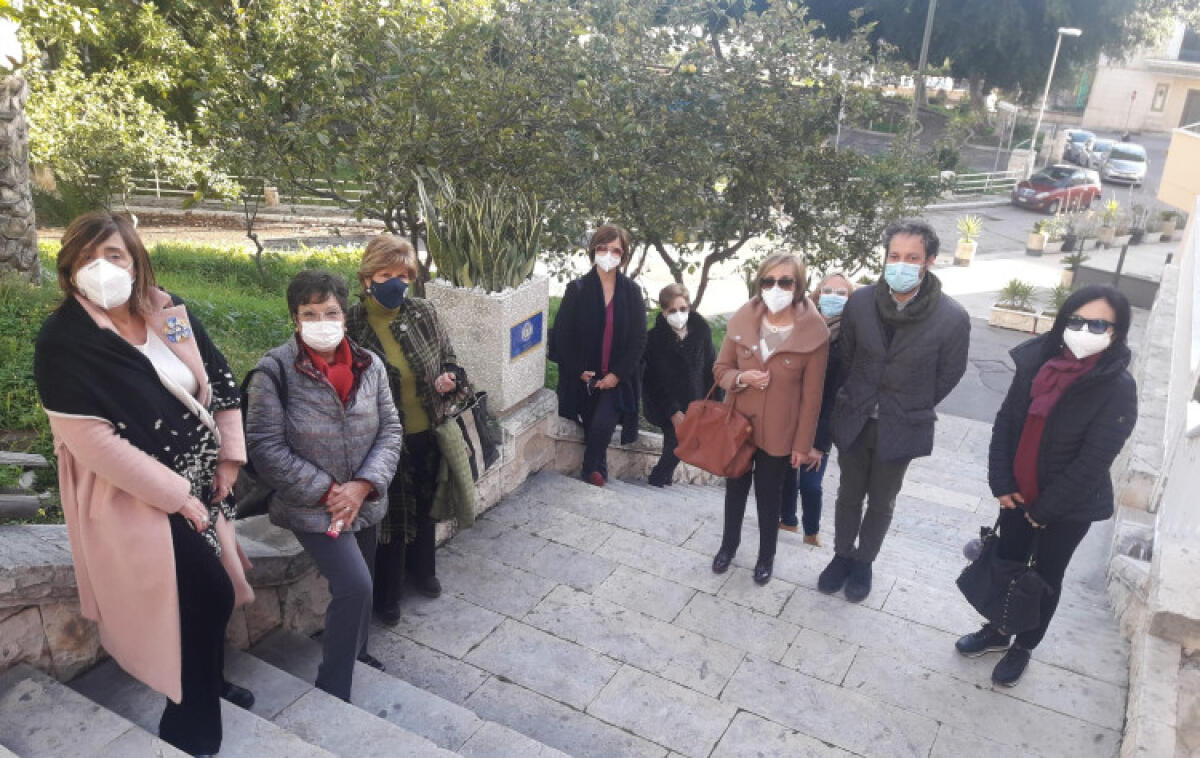 Scalinata abbellita con le piante donate dal Soroptimist, "restituiamo il decoro" - Ieri la consegna