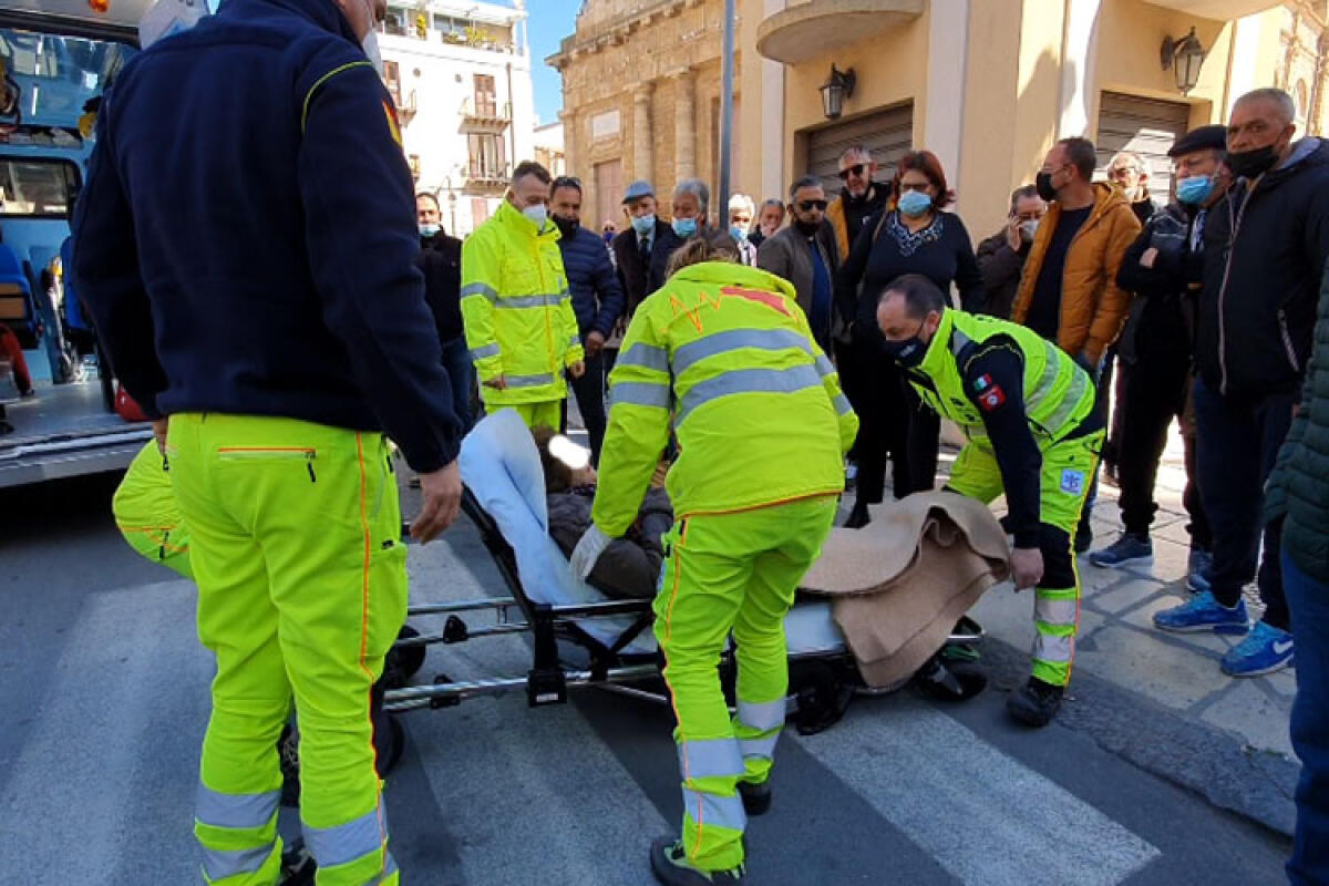 L'asfalto cede ed un'anziana cade rovinosamente a terra - 