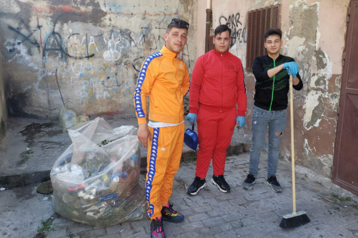 Comune non interviene, tre giovani ripuliscono la zona di via Mulino - I ragazzi hanno lavorato per ripulire la zona