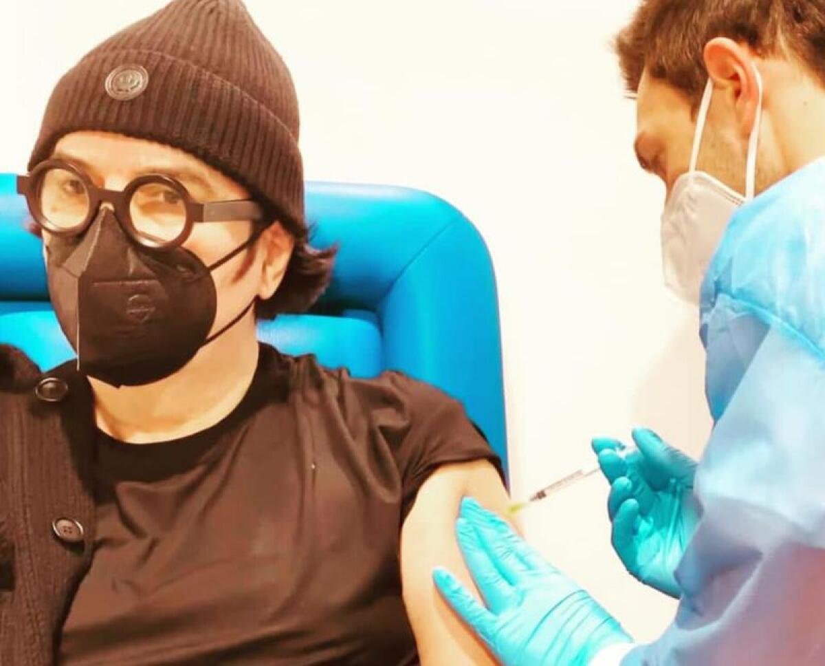Covid, Renato Zero si è vaccinato “Viva la vita!” - 