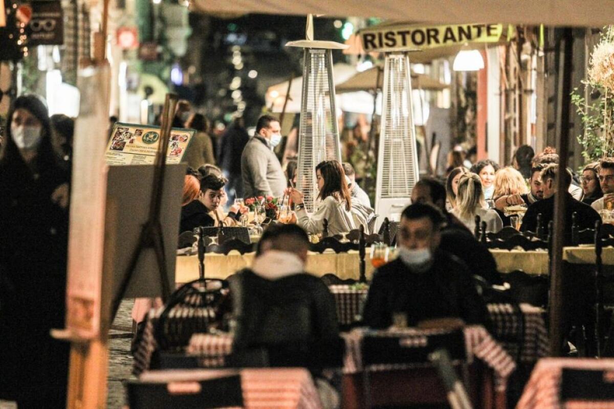 Nuove raccomandazioni anti-Covid, due metri di distanza quando si mangia - 