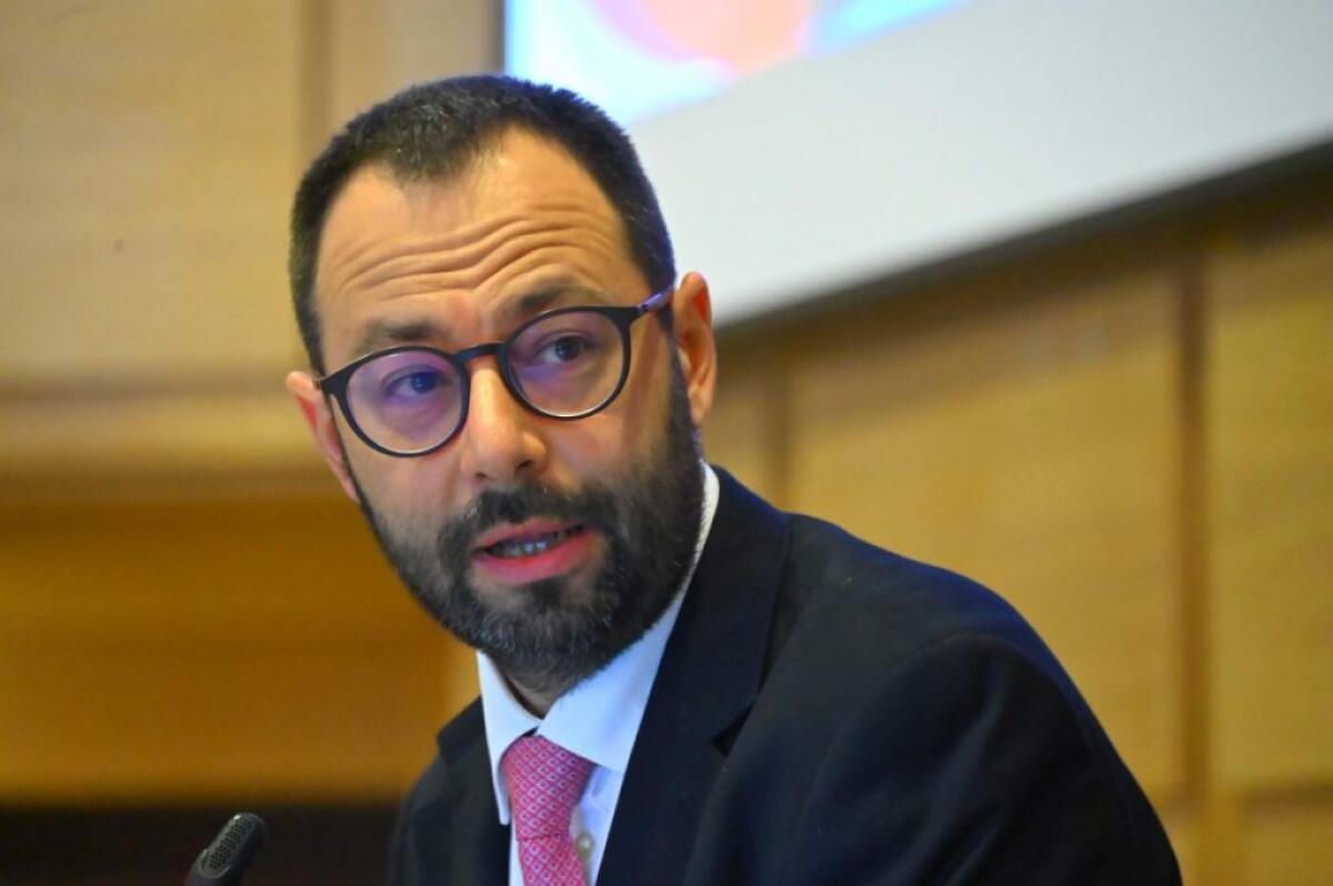 Covid, Patuanelli “A Pasqua possibili restrizioni come a Natale” - 
