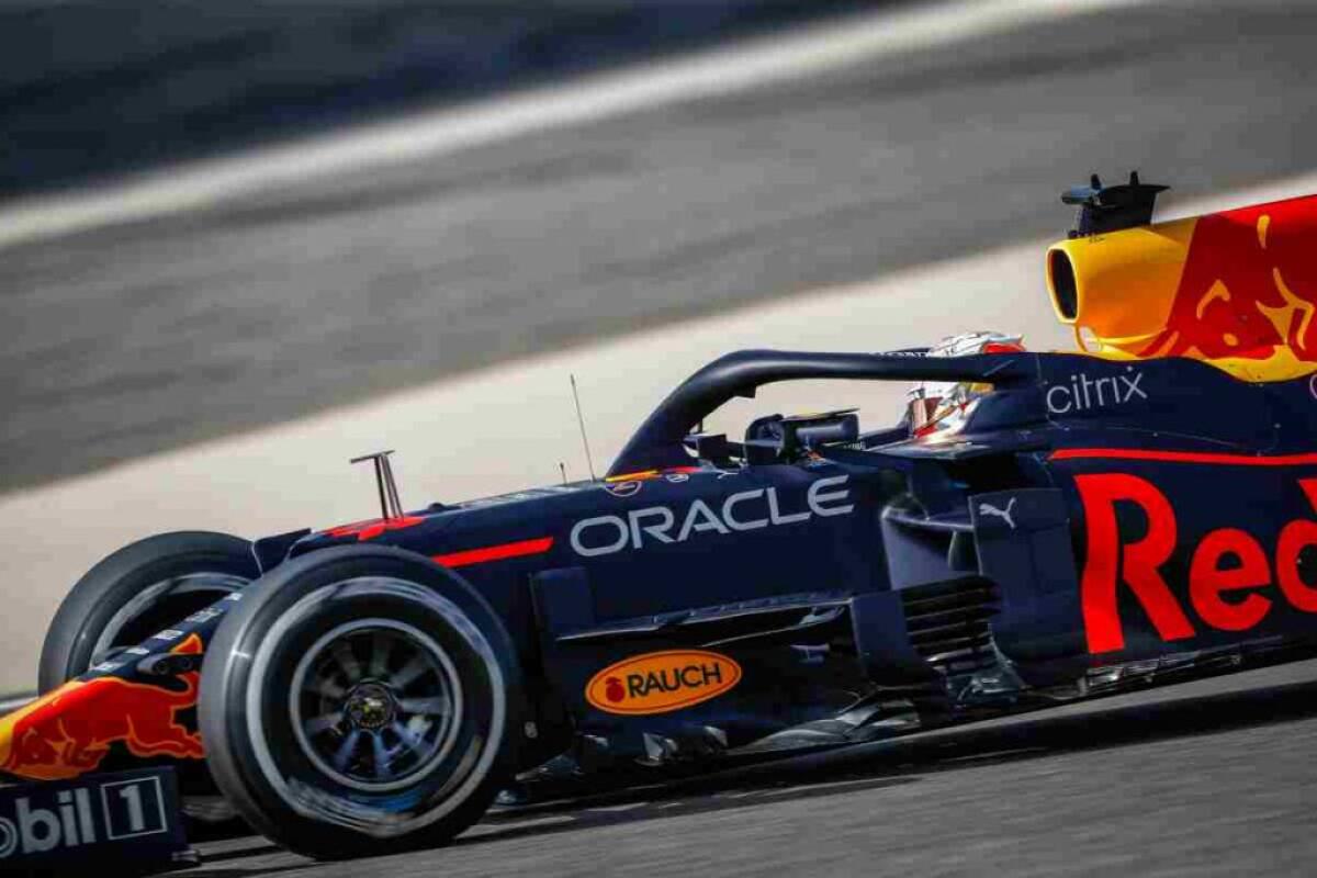 Pole Verstappen in Bahrain davanti a Hamilton, Leclerc in 2a fila - 