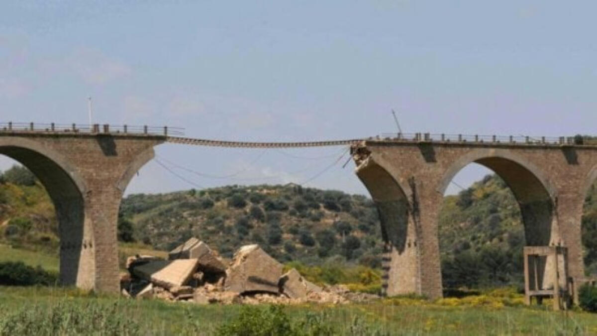 Crollo sulla tratta ferroviaria Caltagirone-Gela, dopo anni assegnati i lavori - Il tratto crollato