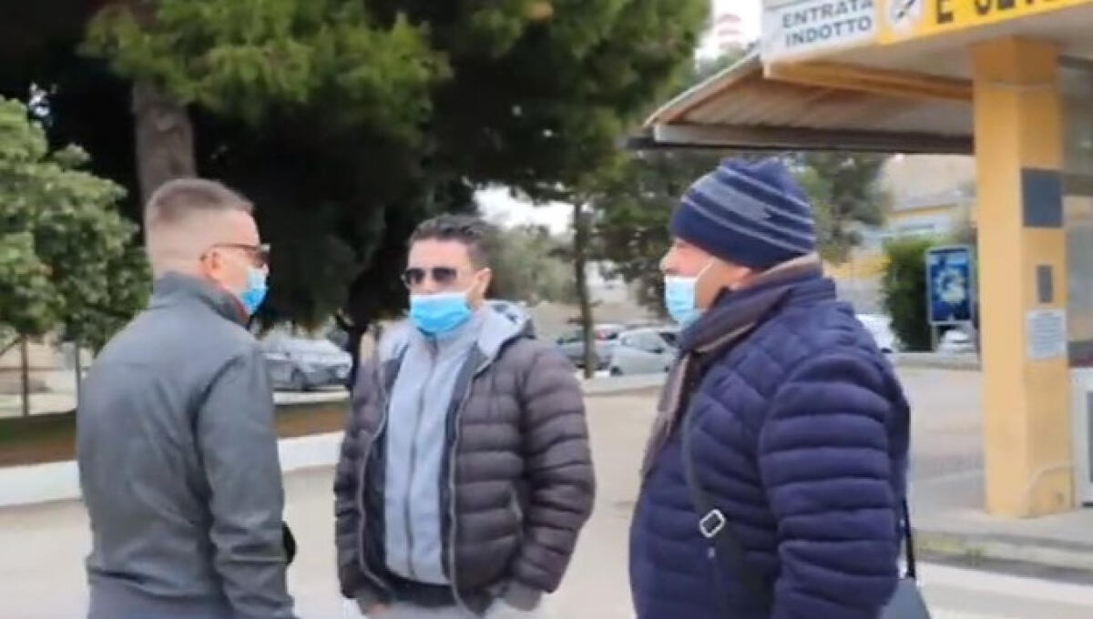 Vertenza "Euroambiente", accordo concluso: i due operai licenziati rientrano al lavoro - I lavoratori e Cacici davanti ai tornelli della raffineria