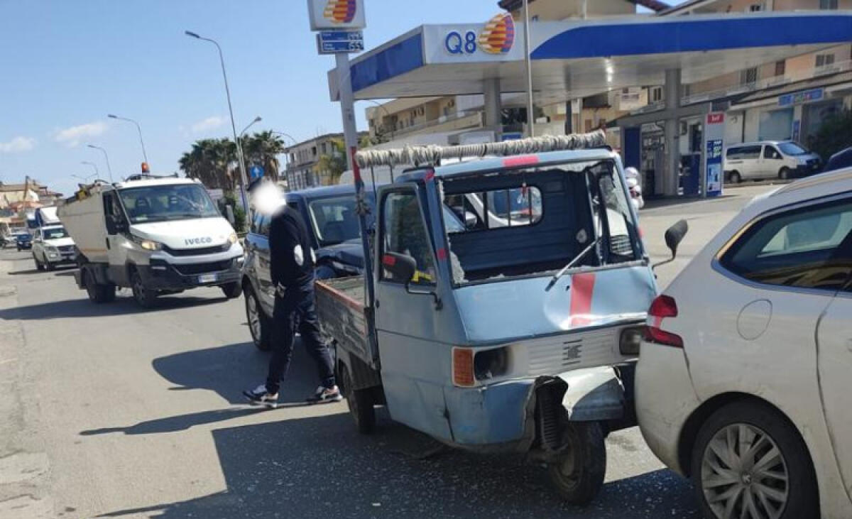 Incidente in via Venezia, scontro tra auto e motoape - 