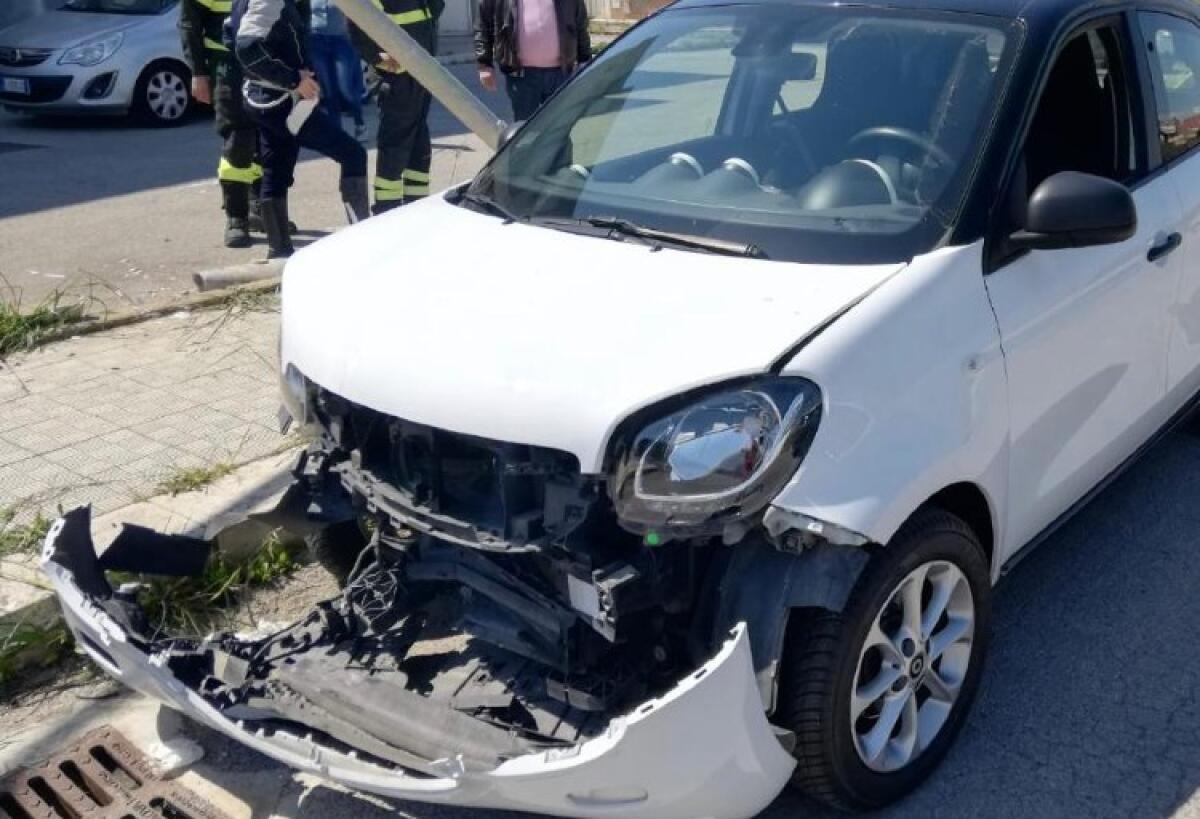 Un'auto contro un palo dell'illuminazione pubblica, incidente a Marchitello - L'auto è finita contro un palo dell'illuminazione