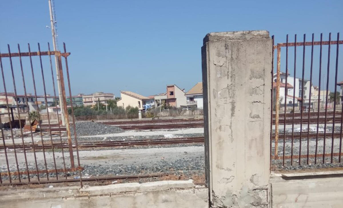 Binari della ferrovia ad alto rischio, rimossa una grata della recinzione - La grata rimossa