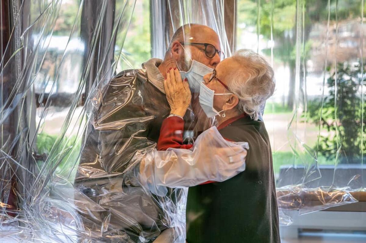 Covid, la pandemia peggiora la salute mentale di giovani e anziani - 