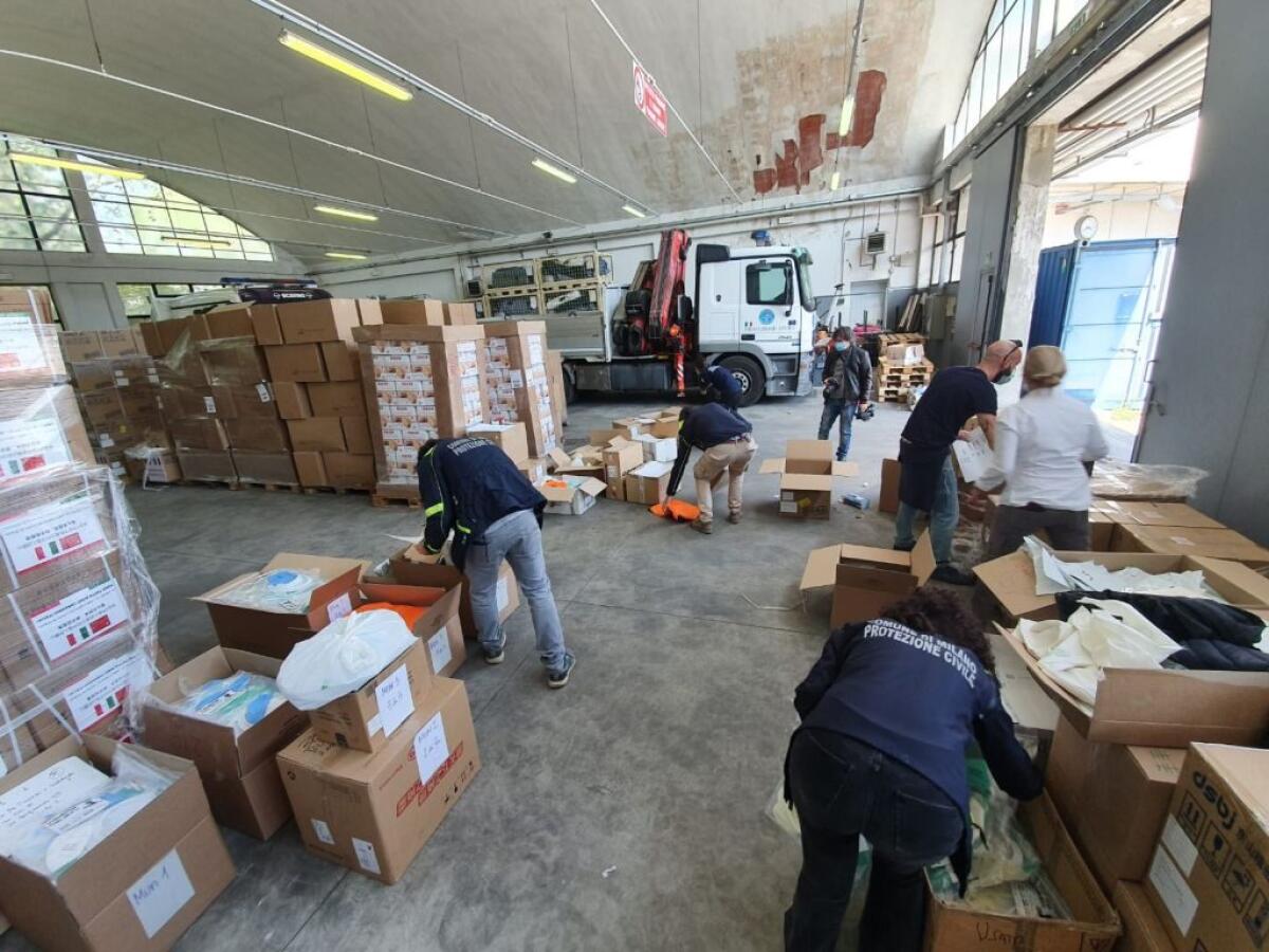 Mascherine e camici non certificati nel Lazio, 3 arresti e sequestri - 