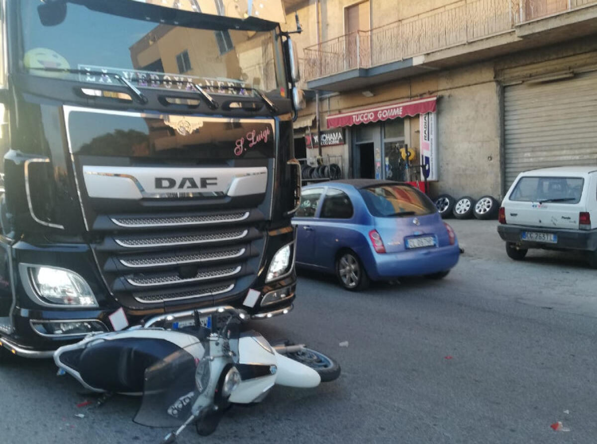 Scontro stradale in via Venezia, scooter finisce sotto un camion - 