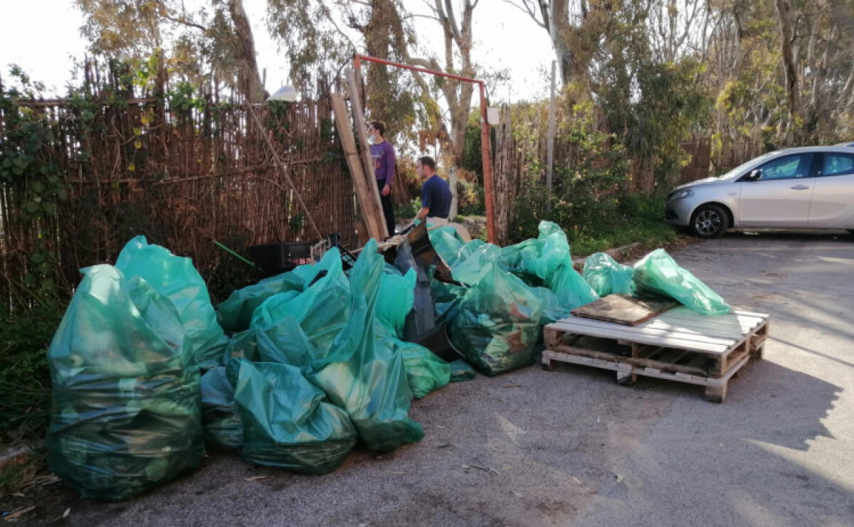Volontari ripuliscono la spiaggia a Macchitella, appello lanciato dagli studenti - I volontari hanno raccolto un gran quantitativo di rifiuti abbandonati in spiaggia