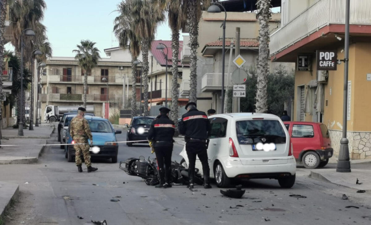 Schianto a Settefarine, paura per uno scooterista: è stato trasferito in ospedale - L'impatto è stato molto violento