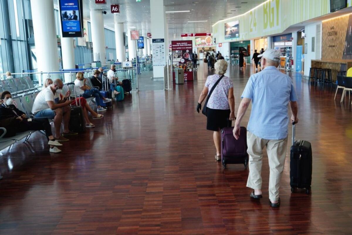 Covid, quarantena e tampone anche per chi rientra dai Paesi Ue - 