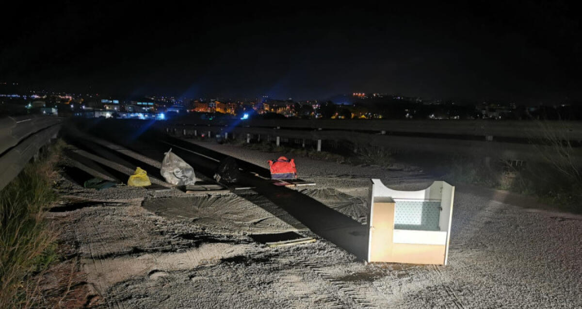 A Montelungo cantiere "fai da te", transenne improvvisate con rifiuti e vecchi mobili - I lavori "fai da te" a Montelungo