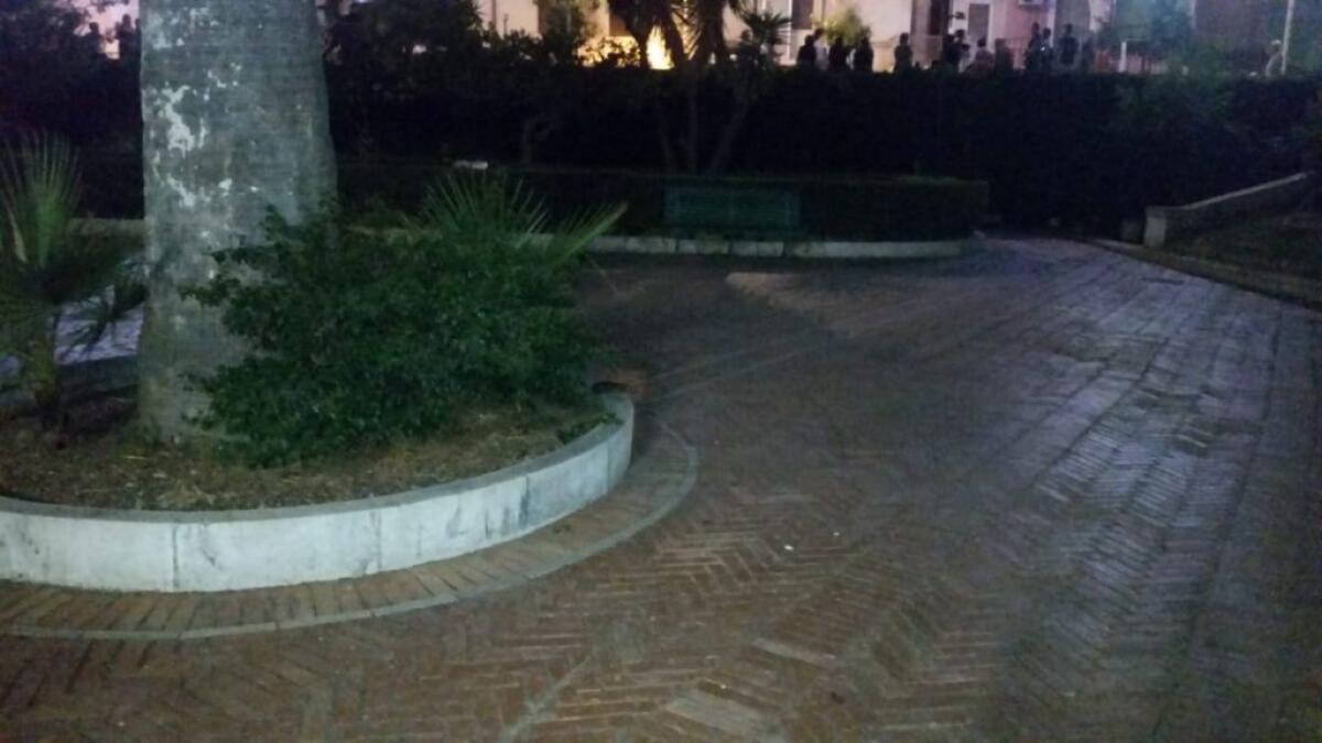 Dramma nella villa comunale, giovane morto: si è impiccato - 