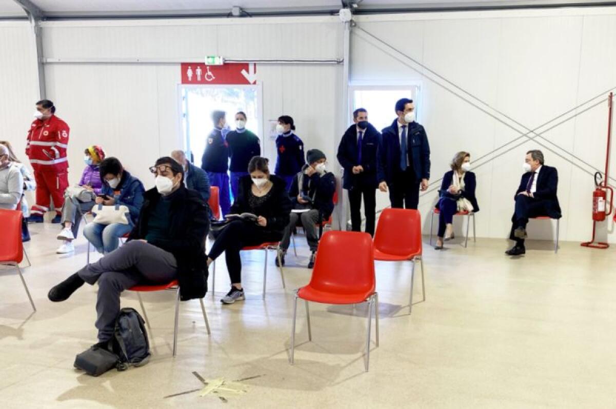 Draghi e la moglie vaccinati con AstraZeneca - 