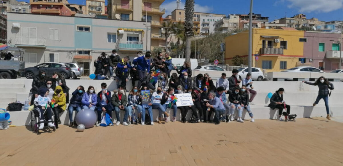 Il mare per comunicare e non essere mai soli, progetto del "Vittorini" per l'autismo - Studenti e insegnanti sono stati in spaiggia sul lungomare