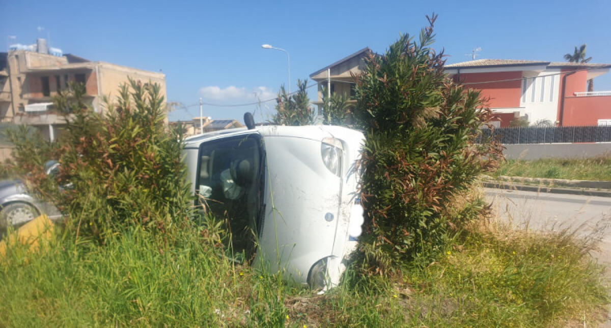Auto si ribalta ad Albani Roccella, un giovane ferito - L'incidente ad Albani Roccella