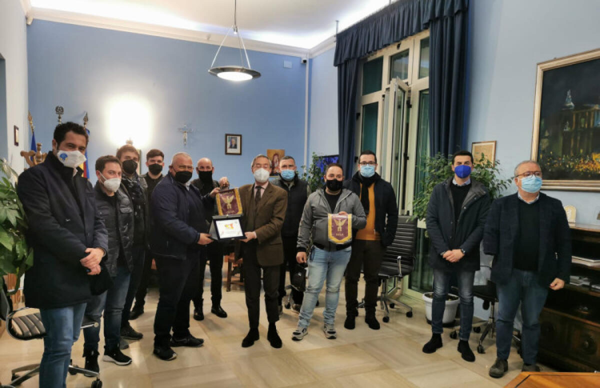 Tiratori locali ai vertici nazionali, Greco premia Maganuco per il successo nello skeet - I tiratori premiati in Comune