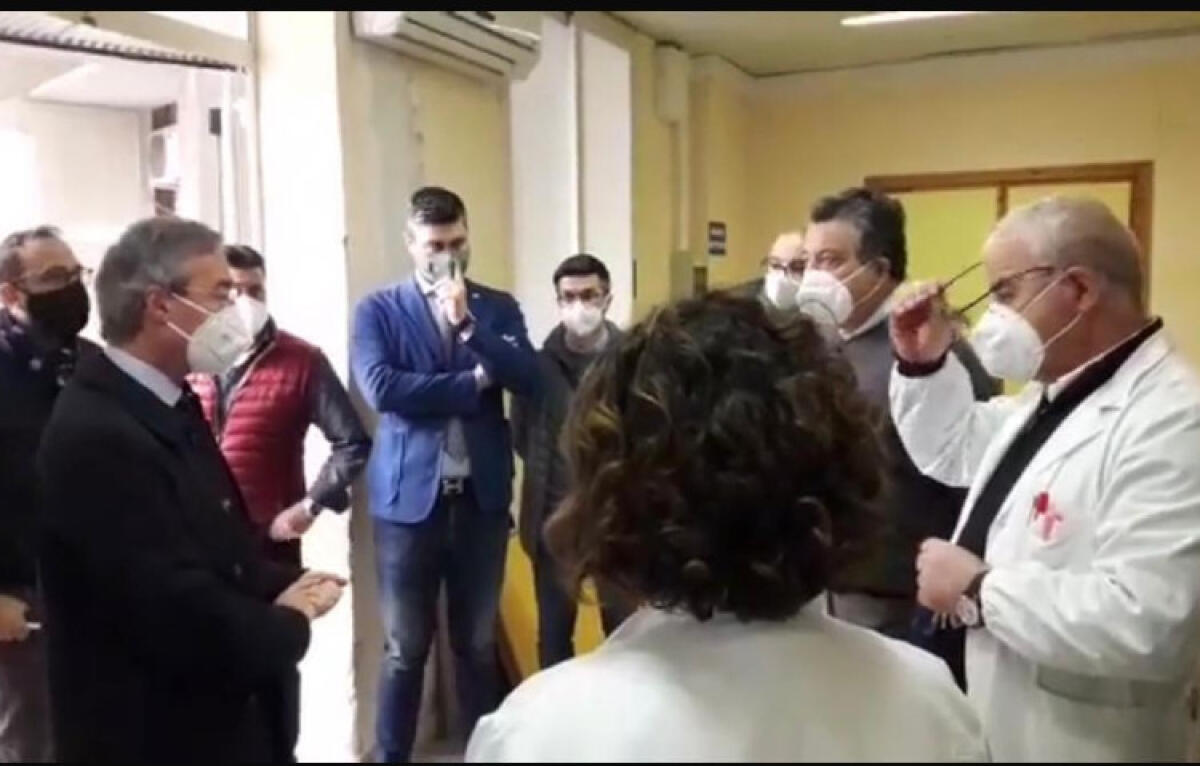 Vaccinazione anti-Covid, Trainito: "L'hub è necessario, troppa confusione in città" - Greco durante un sopralluogo in ospedale