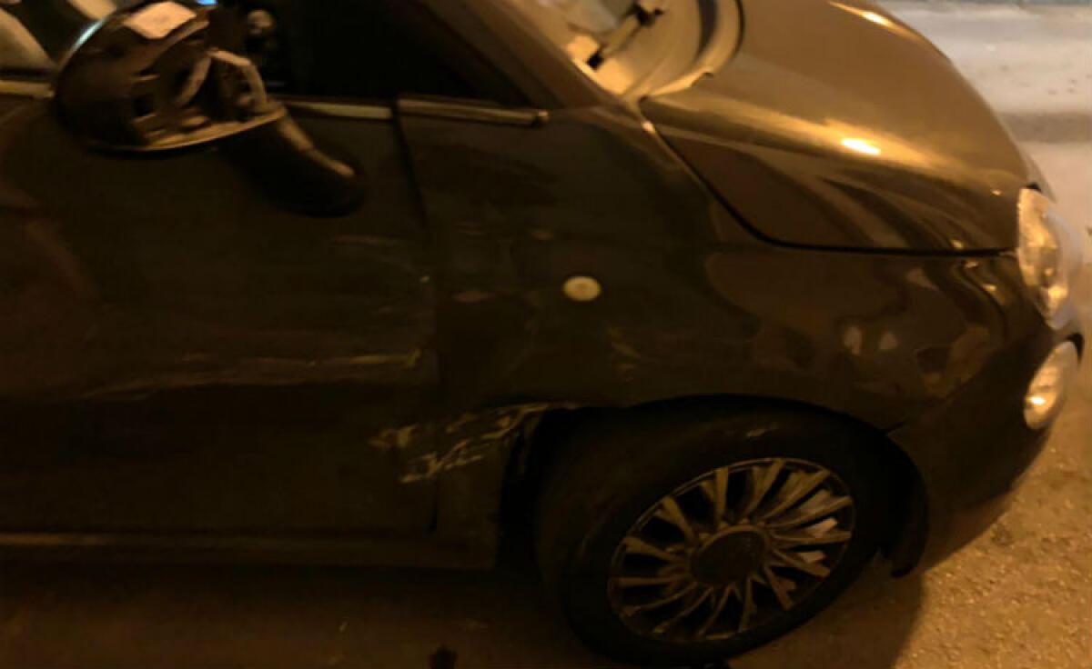 Scontro stradale in pieno centro, impatto tra due auto - Immagini di repertorio