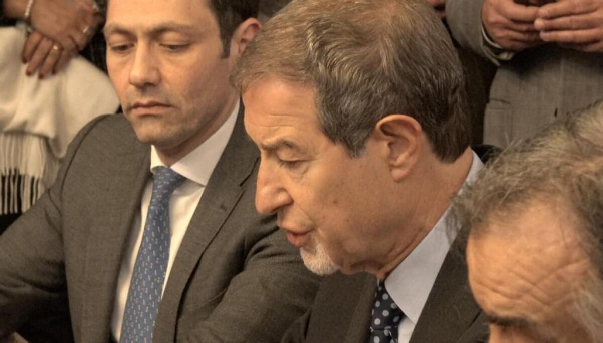 "I morti? Spalmiamoli un poco...", intercettazione shock sull'assessore Razza - I dem chiedono le dimissioni di Musumeci